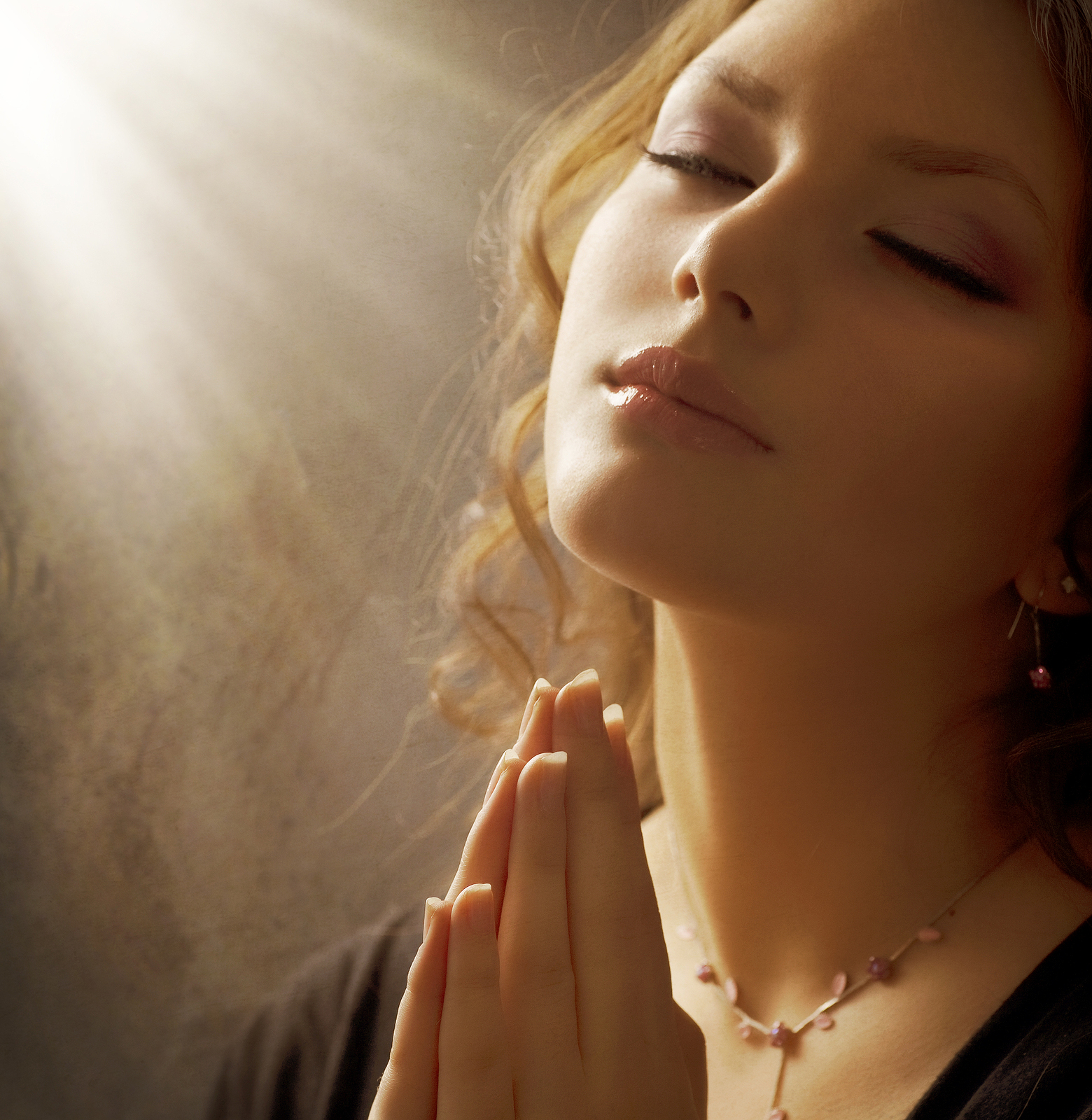 Картинки о прощении. Женщина молится. Девушка в молитве. Красивая женщина молится. Молитва женщины.